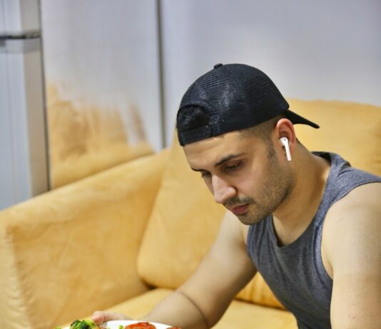 댄스 전후 영양학: 지치지 않는 에너지를 위한 ‘스마트 식사법’ a man sitting at a table with a plate of food