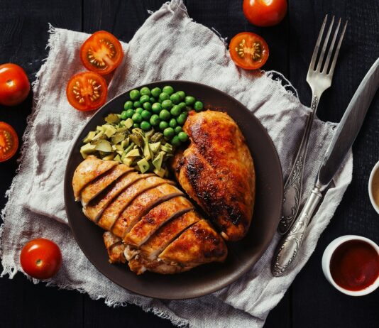 ‘영양 & 보충제’ 트렌드, 밥상에서 시작하는 건강 루틴 a plate of food