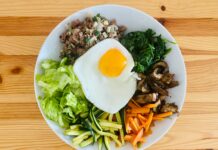 ‘슬로우 리빙’이 건강 트렌드로…일상 속 작은 변화로 여유와 활력 찾기 egg on white ceramic plate