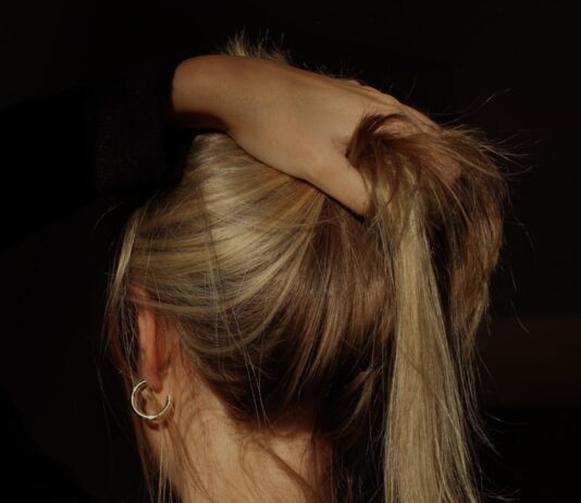 “건강한 두피가 아름다운 머릿결의 비결, 실생활 속 헤어 케어 트렌드” a woman with her hair in a bun