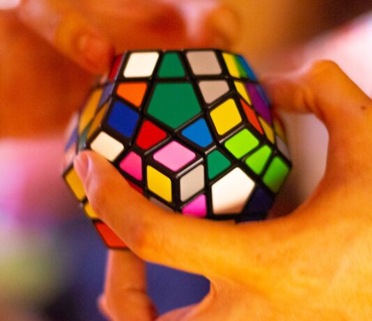 “매일 뇌도 셀프케어가 필요해요”… 일상에서 실천하는 뇌건강 습관 person holding 3 x 3 rubiks cube