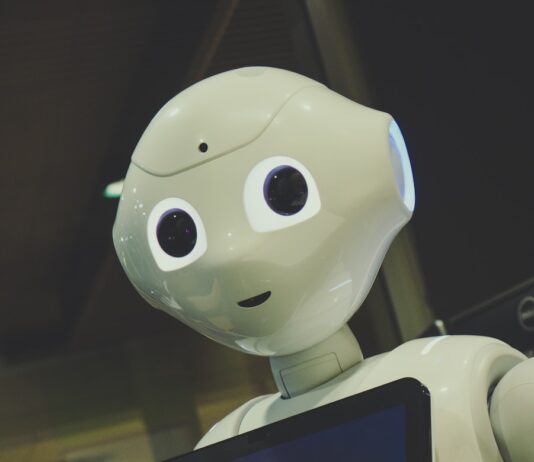“내 건강 코치, AI로 진화하다”…일상 속 똑똑한 건강 관리법 white robot toy holding black tablet