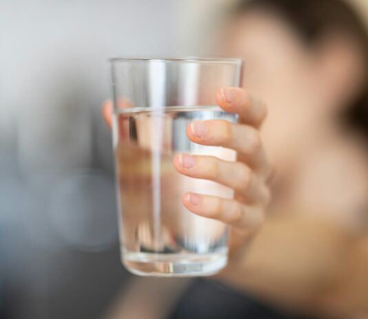 “마시는 물, 어떻게 관리할까?”…현대인의 건강을 지키는 하루 물 습관 person holding clear drinking glass