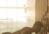 “근육 건강이 바꾸는 일상, 내 몸을 지키는 새로운 생활 루틴” a man is doing push ups on a machine