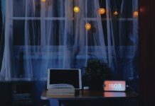 “마음에도 휴식이 필요해요”… 실천 가능한 정신건강 트렌드와 생활 속 루틴 Desk with tablet, book, and digital clock at night.