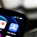 AI와 함께하는 건강 관리, 똑똑하게 실천하는 건강 루틴 black iphone 4 displaying icons