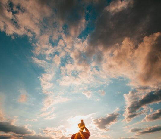 ‘마음챙김 명상’, 집에서 실천하는 스트레스 관리 생활화 person sitting and facing back under blue and white sky