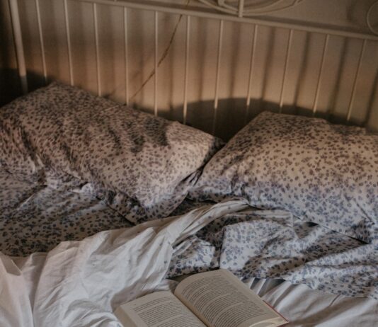 “마음 챙김, 일상에 녹이다…지속 가능한 스트레스 관리법” an open book is laying on a messy bed
