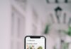 AI가 바꾼 건강 관리, 우리 일상 속 새로운 습관 만들기 person holding white samsung galaxy smartphone